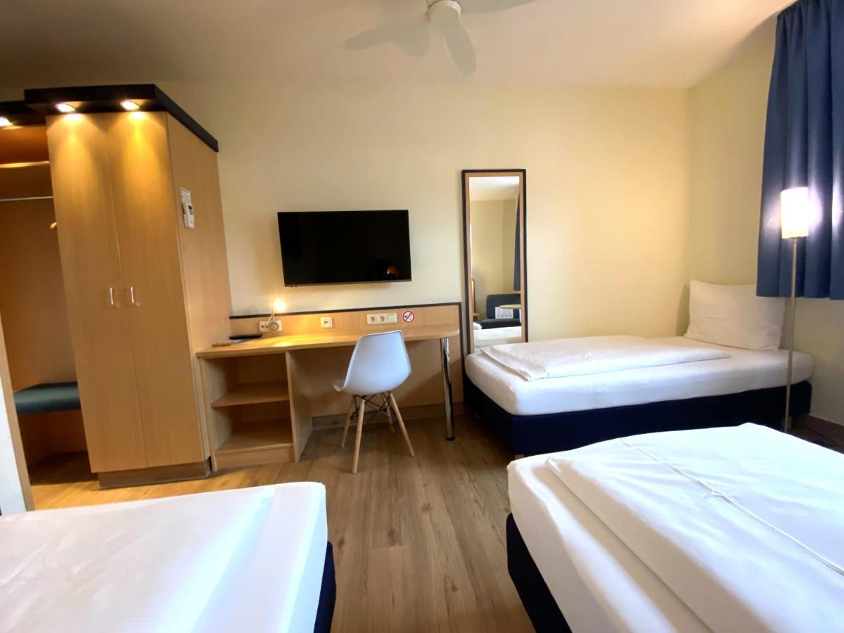 Hotel Am Wiesenweg L 24H Check-In Hausen  Exteriör bild