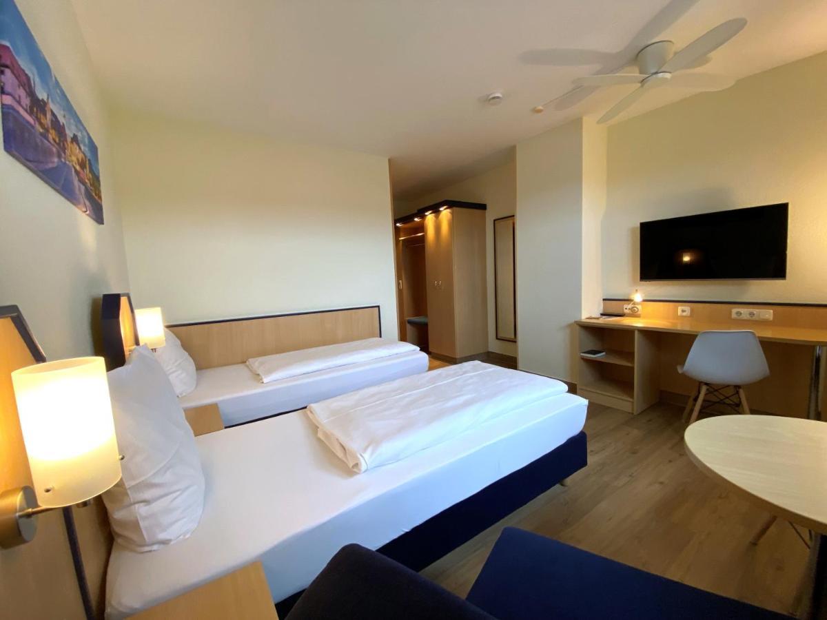 Hotel Am Wiesenweg L 24H Check-In Hausen  Exteriör bild