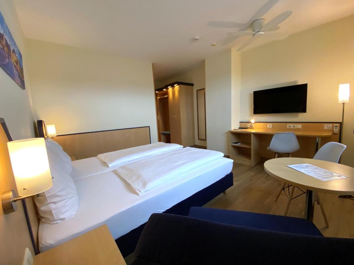 Hotel Am Wiesenweg L 24H Check-In Hausen  Exteriör bild