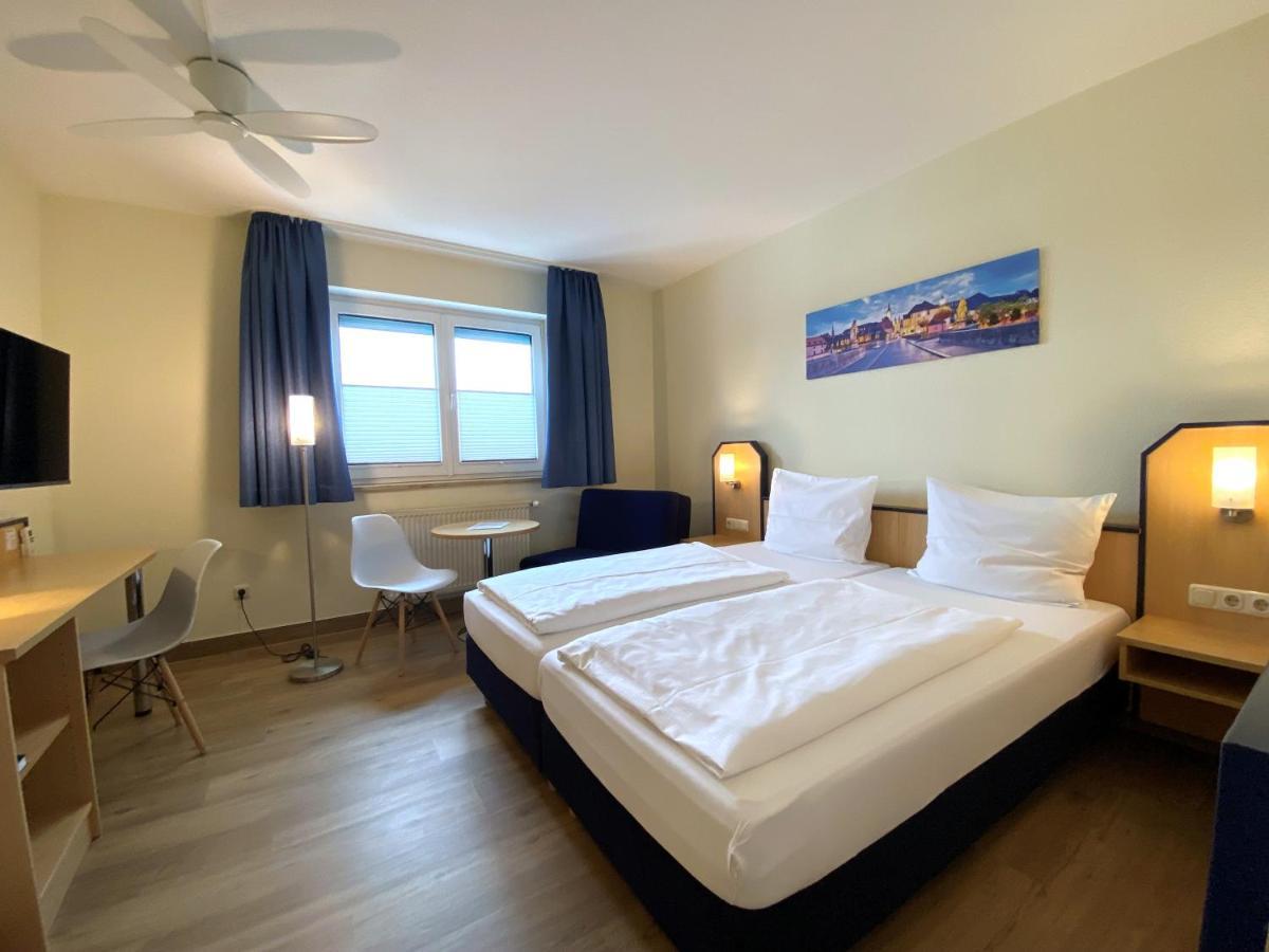 Hotel Am Wiesenweg L 24H Check-In Hausen  Exteriör bild