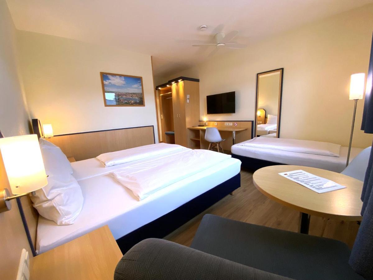 Hotel Am Wiesenweg L 24H Check-In Hausen  Exteriör bild