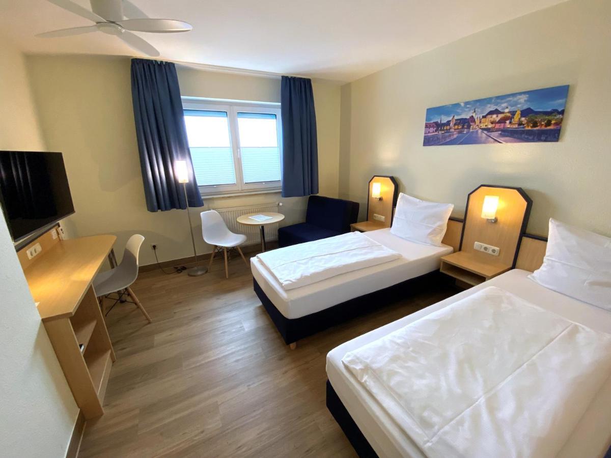 Hotel Am Wiesenweg L 24H Check-In Hausen  Exteriör bild