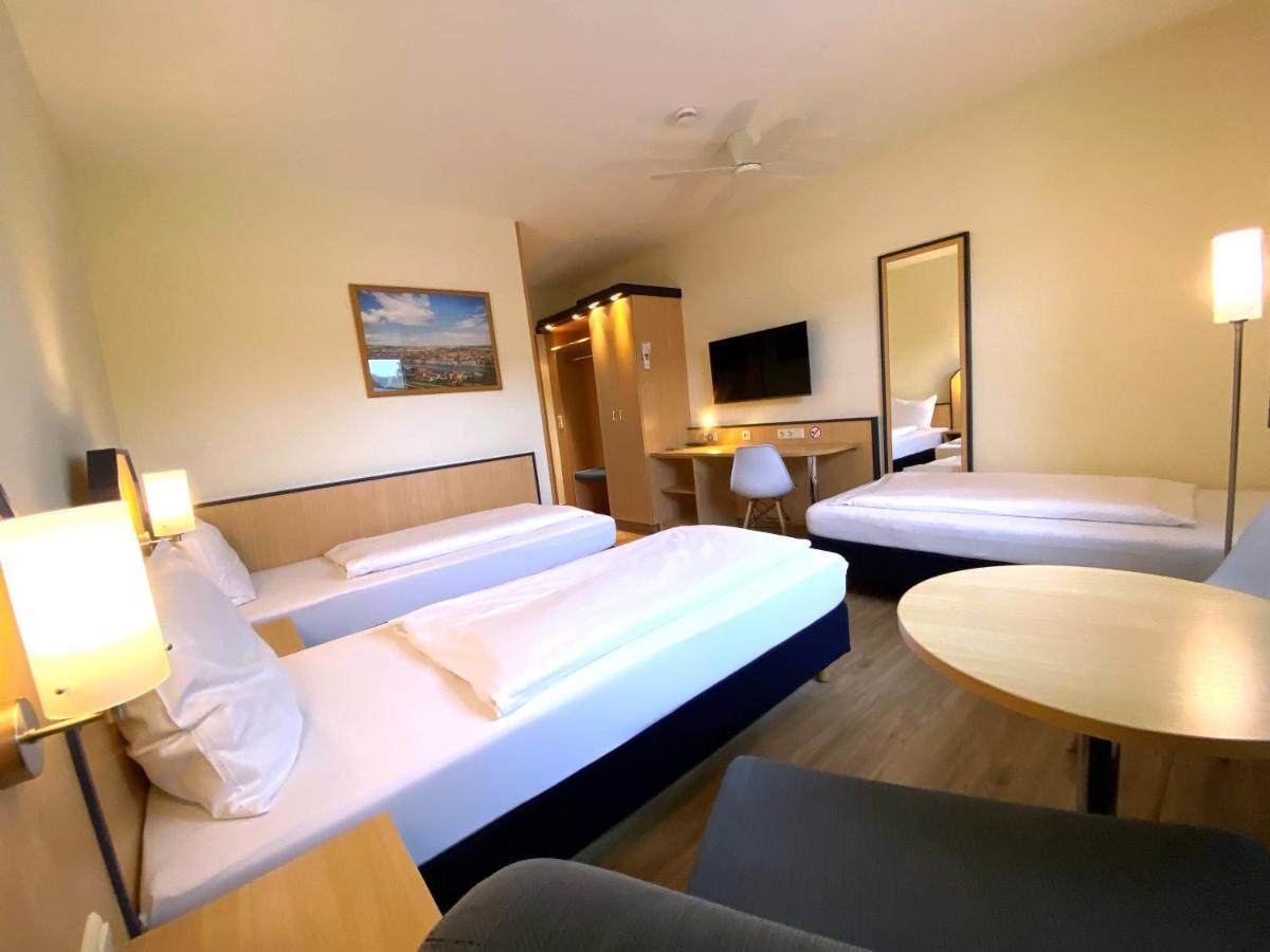 Hotel Am Wiesenweg L 24H Check-In Hausen  Exteriör bild