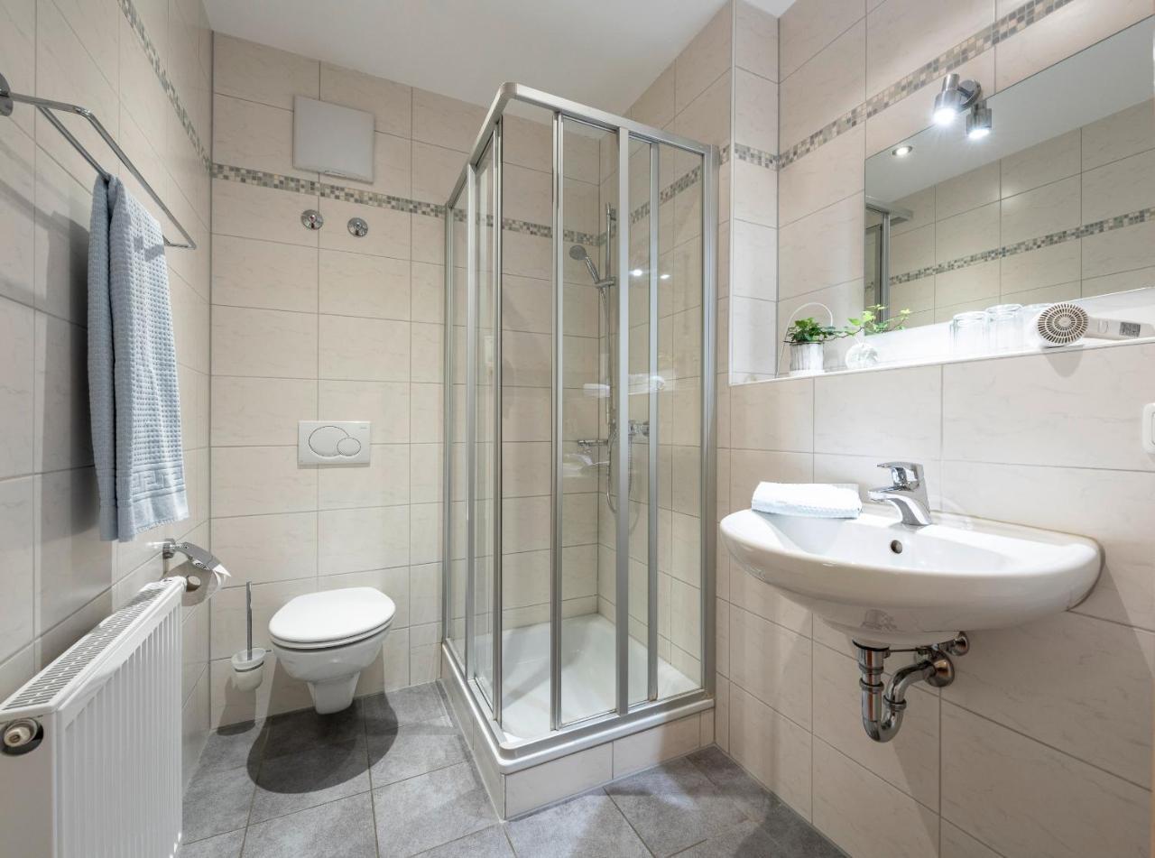 Hotel Am Wiesenweg L 24H Check-In Hausen  Exteriör bild