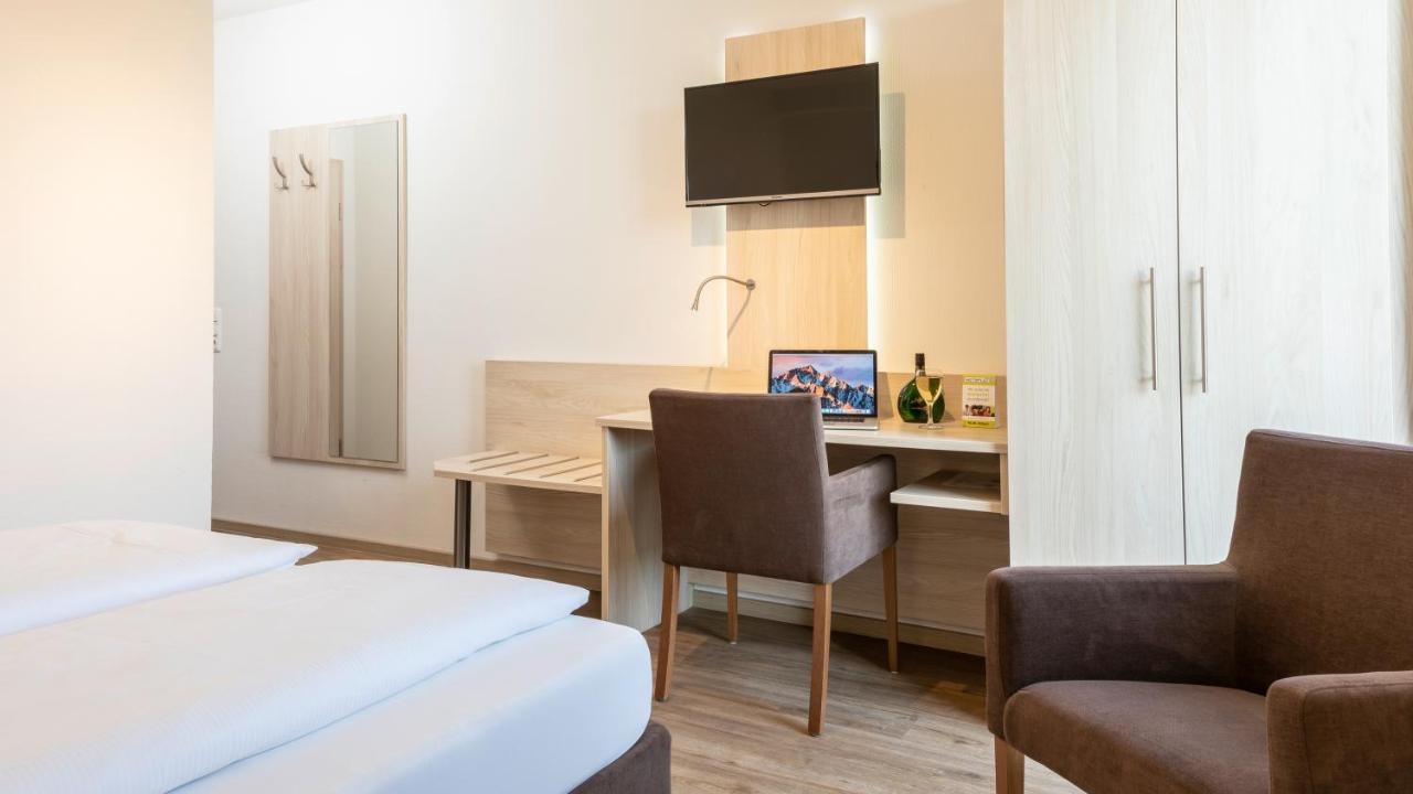 Hotel Am Wiesenweg L 24H Check-In Hausen  Exteriör bild